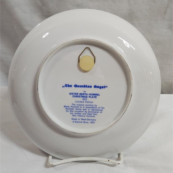 Vintage Hummel Christmas Plate (1974) - Picture 2 of 2